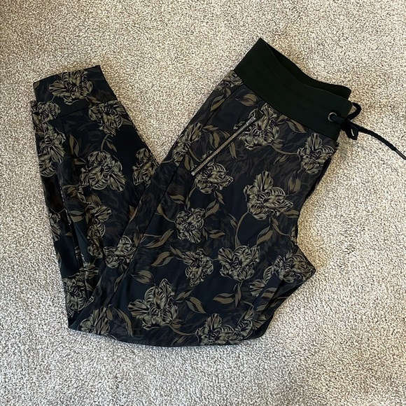 Athleta Green Floral Ankle Pants - Picture 14 of 14